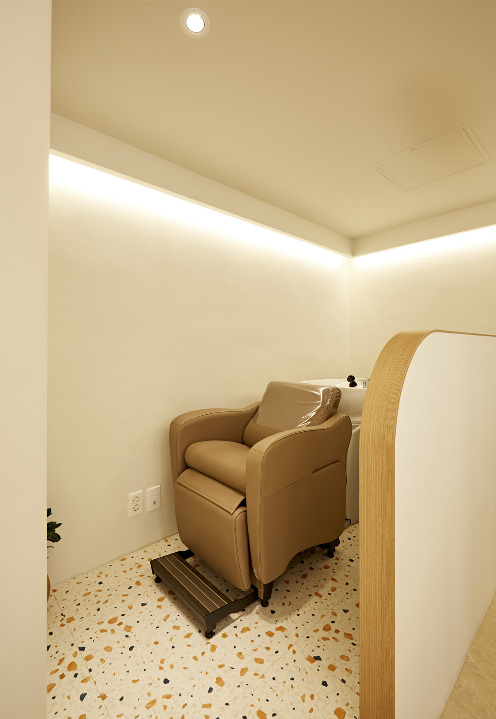 12 平米美妆室的现代白色风格设计-16