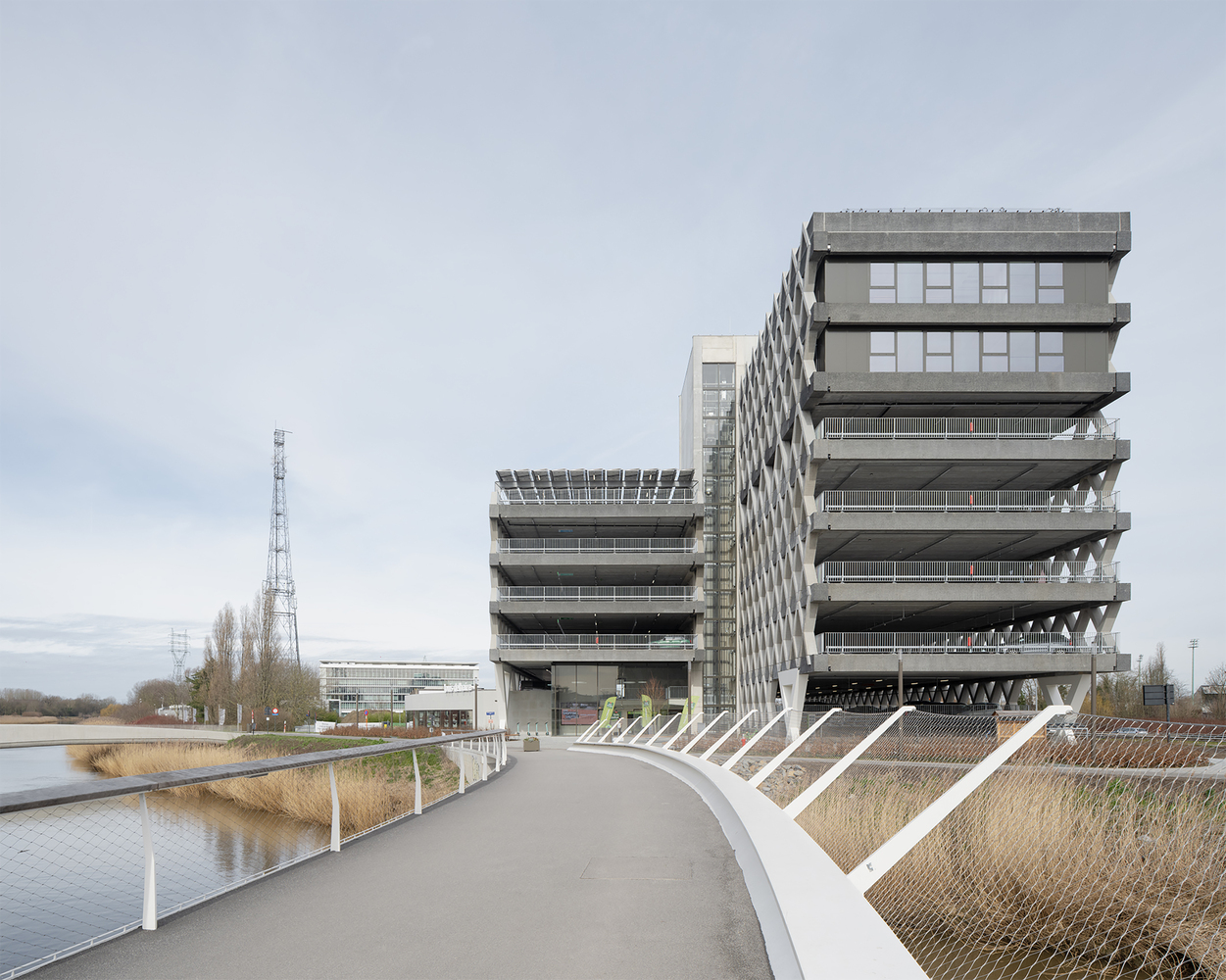 停车大楼的动态转换空间-6