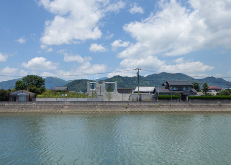Curving roofline enhances acoustics inside house by NKS Architects-22