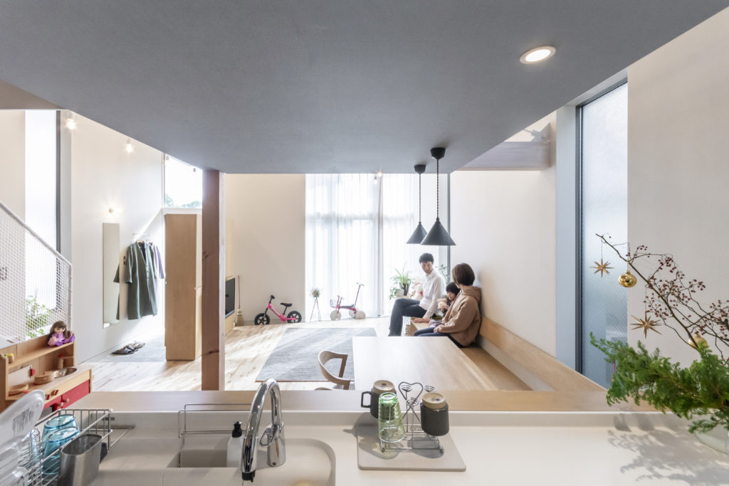 玄関から寝室までひとつながりの家開放性とともに家族の気配を感じながら暮らす | Architecture | 100%LiFE-5