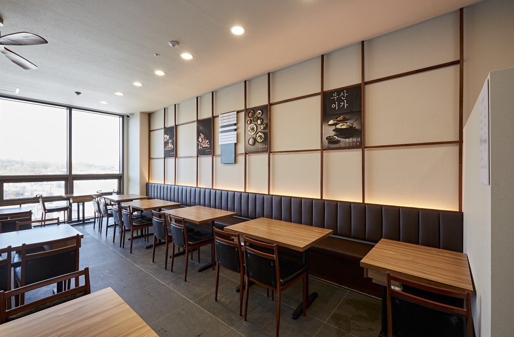 23 坪韩式猪骨汤店，极简工业风打造美食空间-9