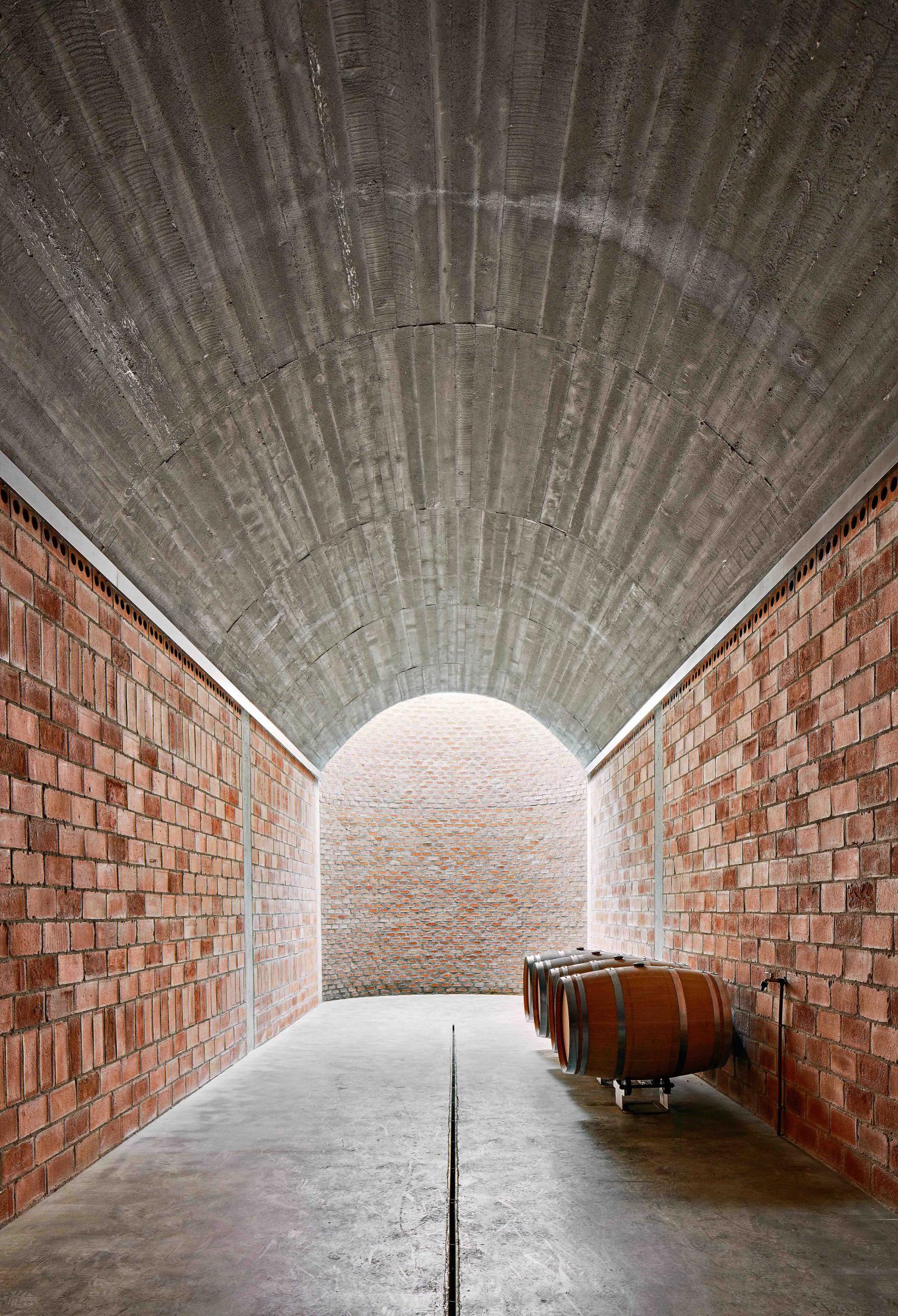 地缘酒庄 | 融入土地的工业风酒窖设计-19