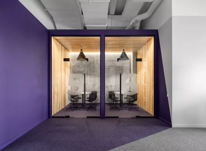 乌克兰 AmoMedia 办公室 | 工业风与活力的红绿碰撞-12