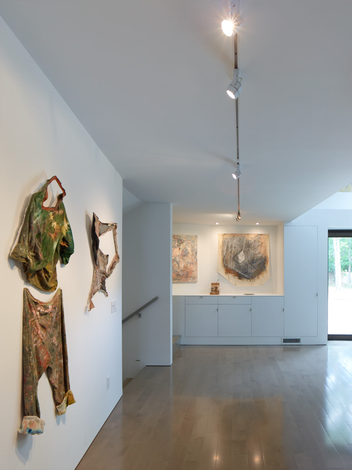 艺术家驻地；艺术家公寓（具体需结合语境选择最合适的，如果用于描述提供给艺术家居住创作的场所，艺术家驻地更合适；如果强调居住的公寓建筑性质，艺术家公寓更合适，一般情况下艺术家驻地更常用） 丨MB Architecture-6