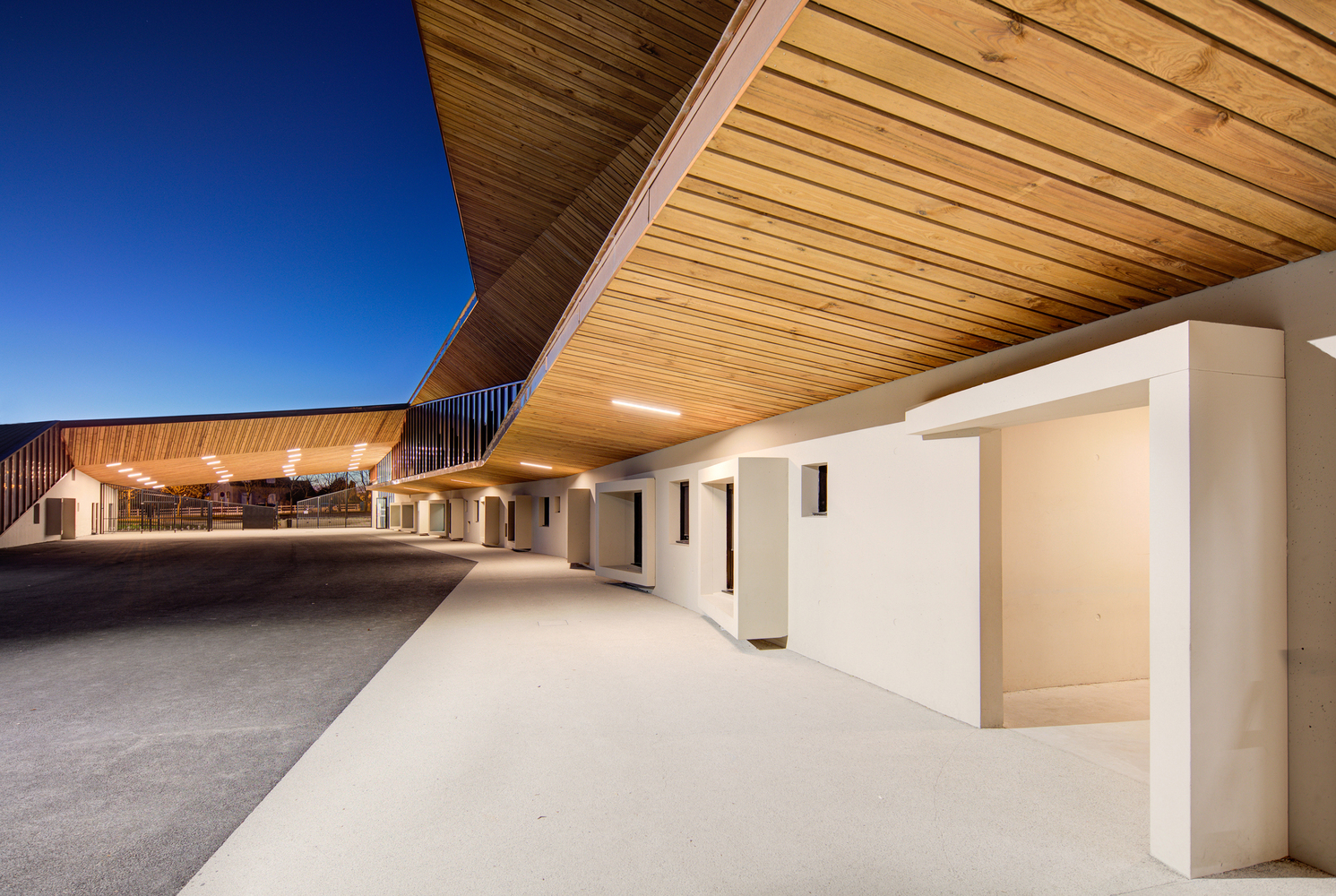 法国北佩利克学校 · 融入环境的创意建筑-23