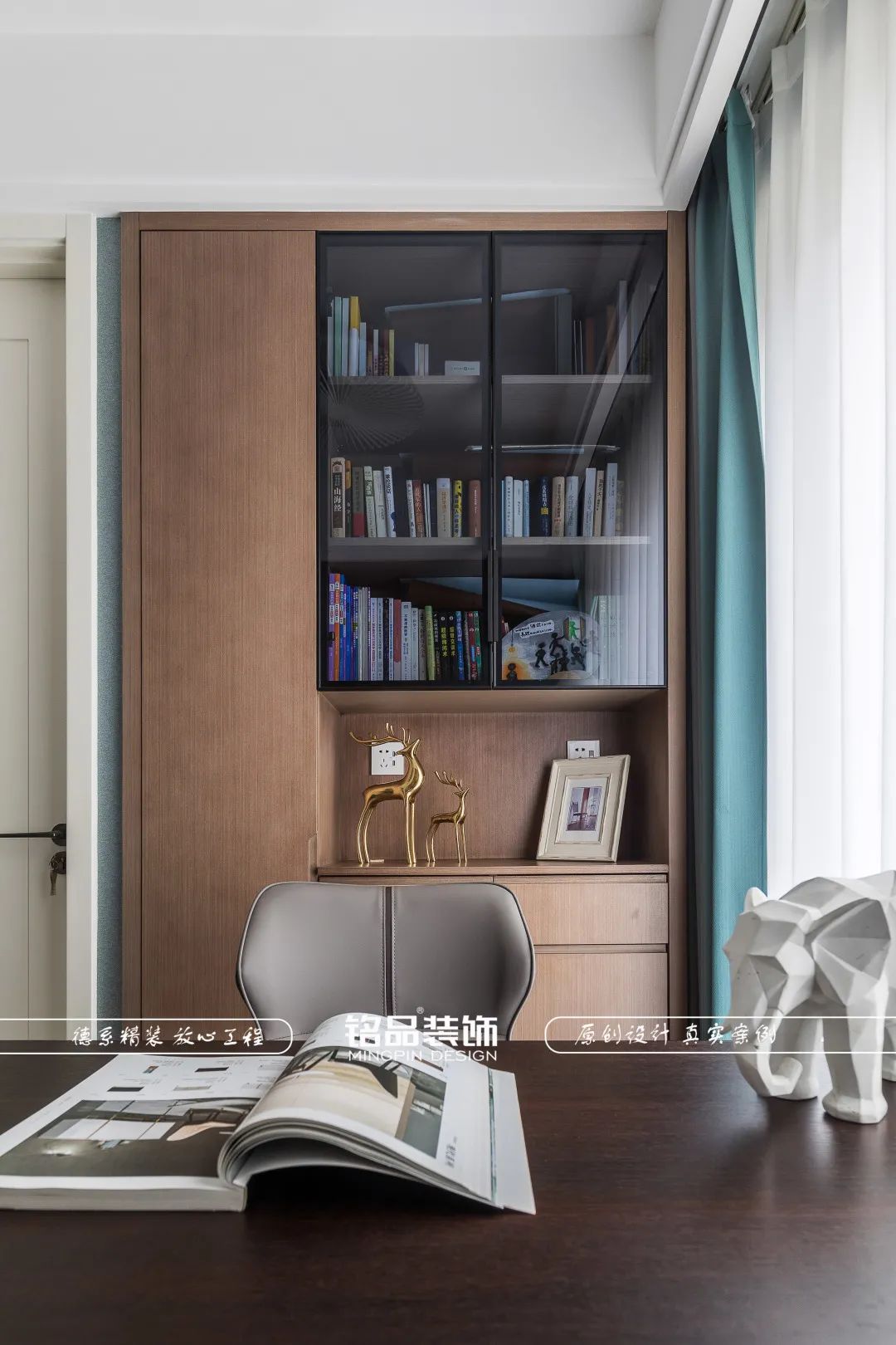 简约潮玩空间,金融精英的舒适浪漫之家丨铭品装饰-56