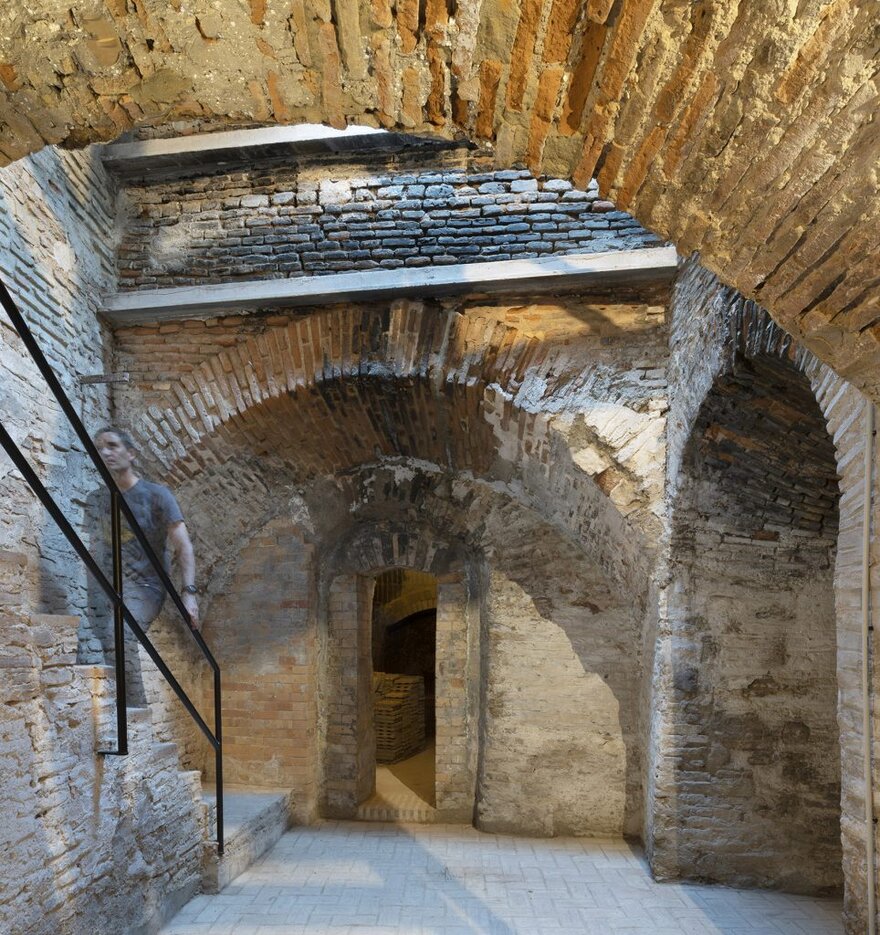 Restaurant and Hotel in Pottery Factory Montalván in Triana, Seville-28