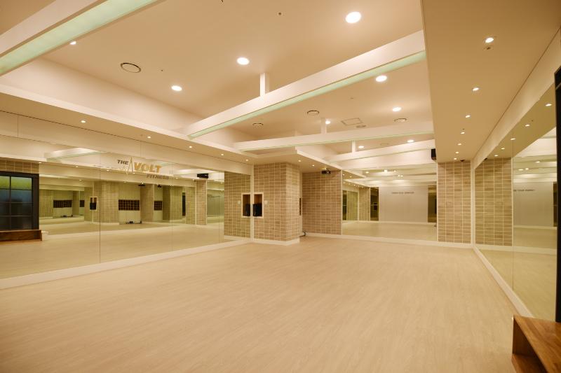 极简黑白色调的 157 平米健身中心设计-7