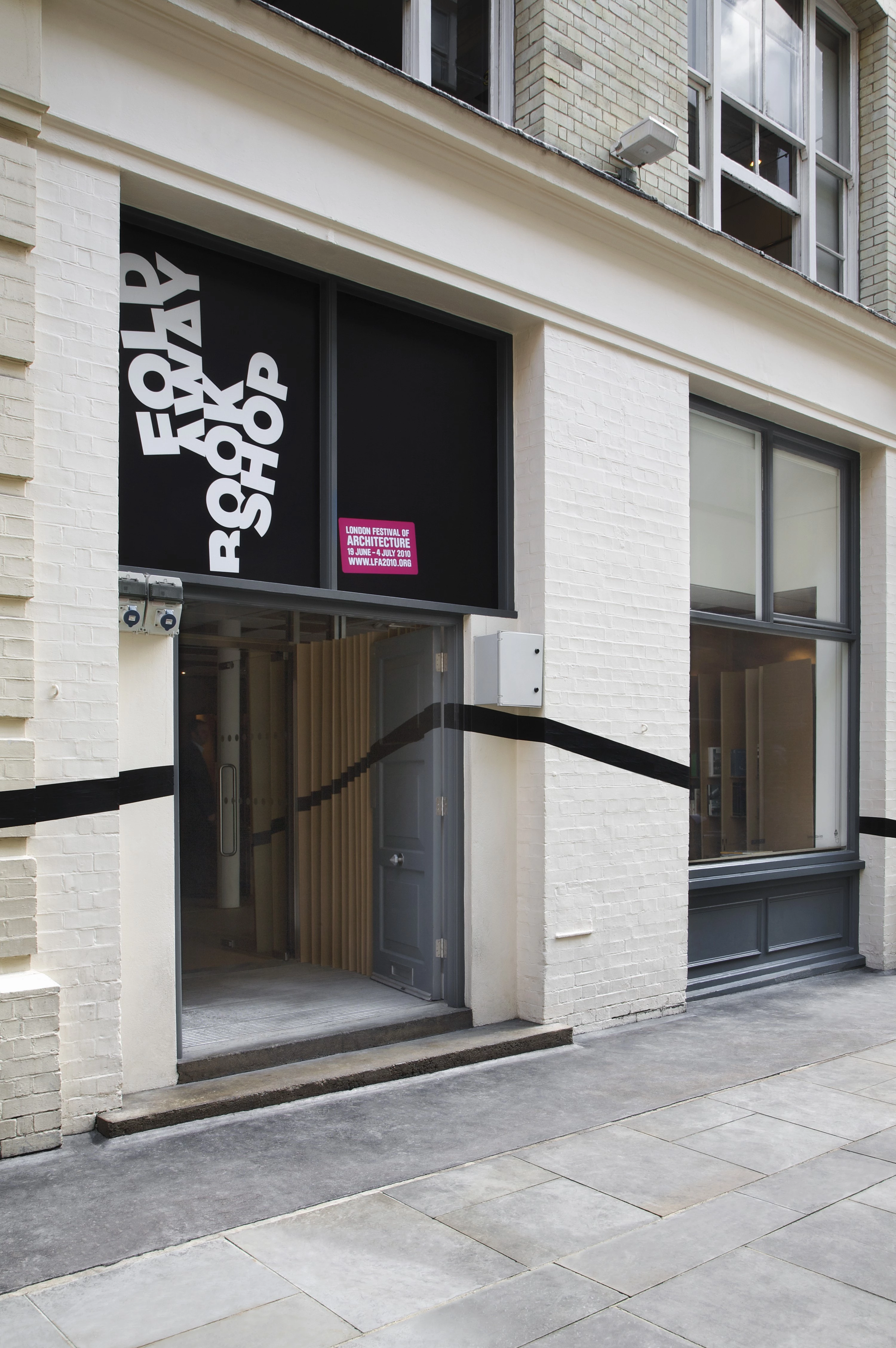 伦敦临时折叠书店-21