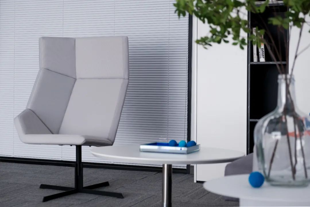 一則設計 | 纯净克莱因蓝风暴-9