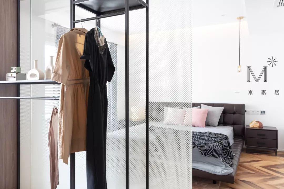 新时代女性独居空间，粉色浪漫与灰色简约的完美结合-44