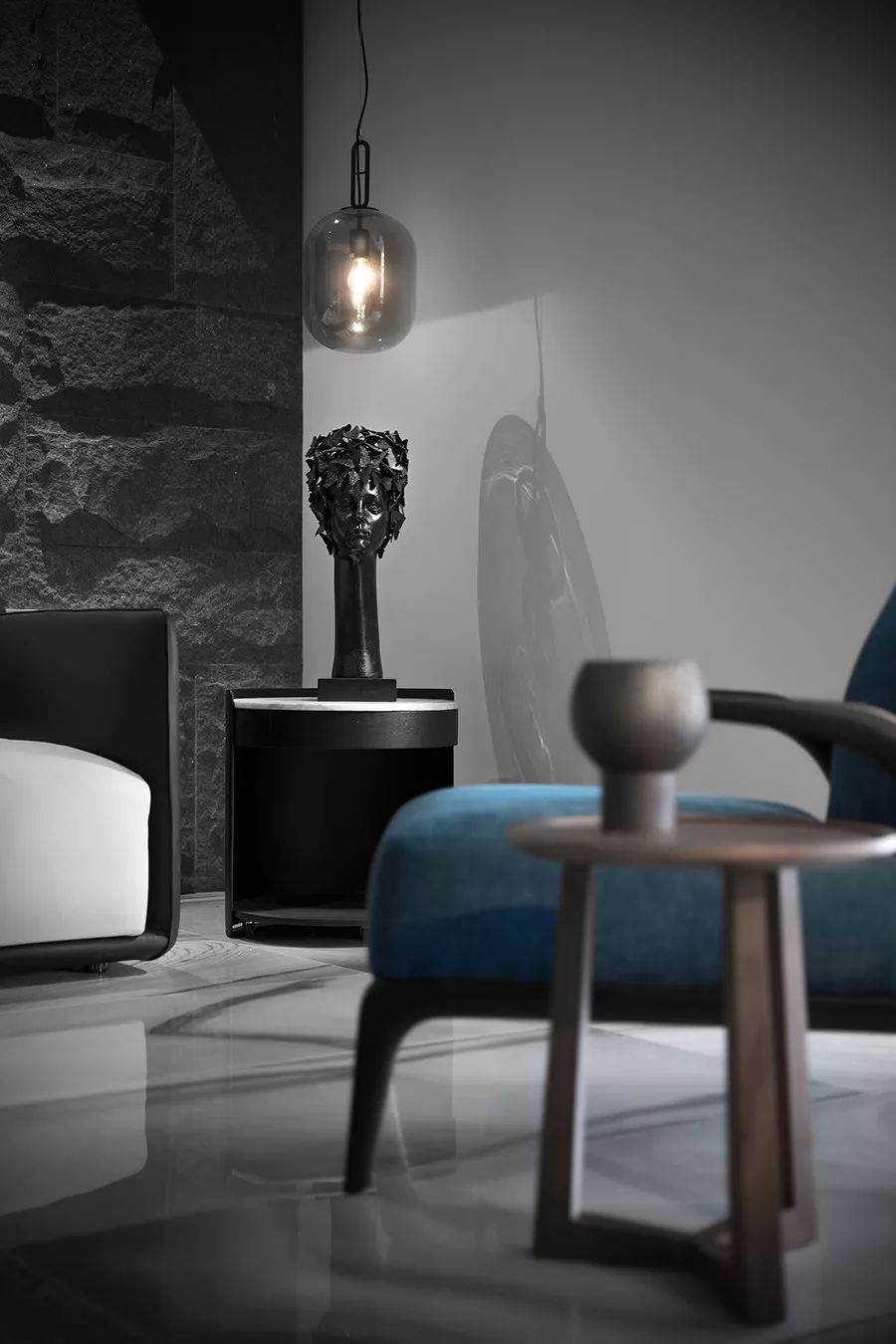 质感源·C 宅 | 黑色神秘魅力的戏剧性空间-23