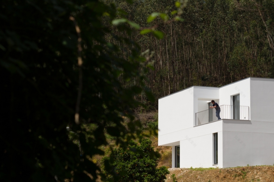 葡萄牙 Agueda 住宅——地形与空间的完美融合-18