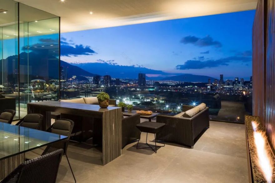 HouseMT|坡地光幕:蒙特雷星环里的悬浮极简主义-3