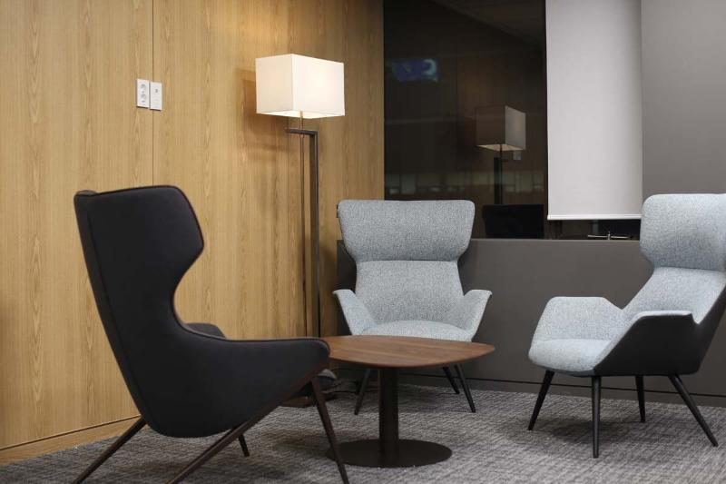 明亮灯光凸显的简约办公空间设计-16