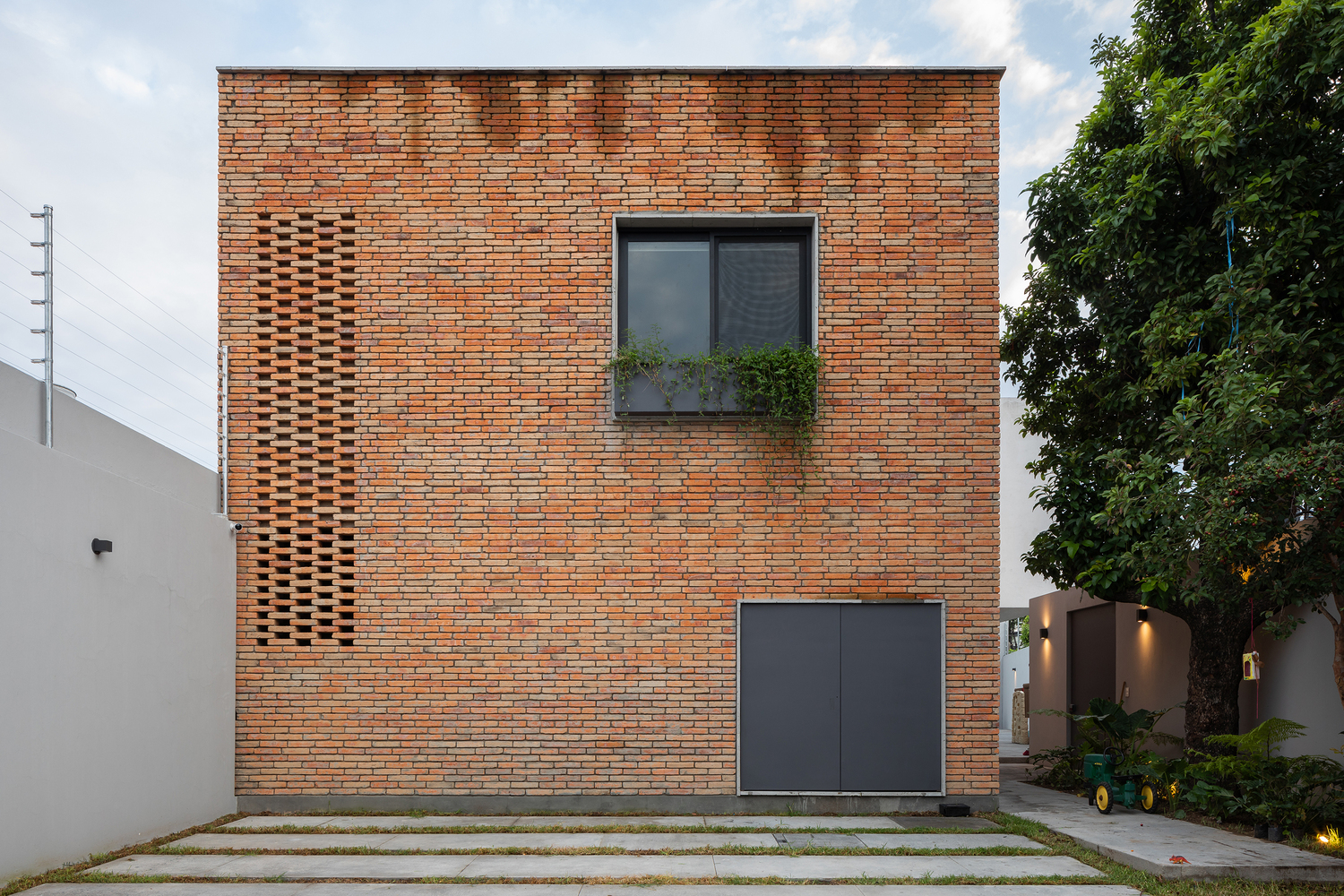 灵活空间满足家庭成长需求的双元素建筑-10