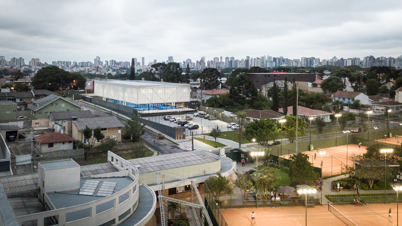 巴西 Curitiba 新 Padel Pavilion · 透明绿意运动天地-15