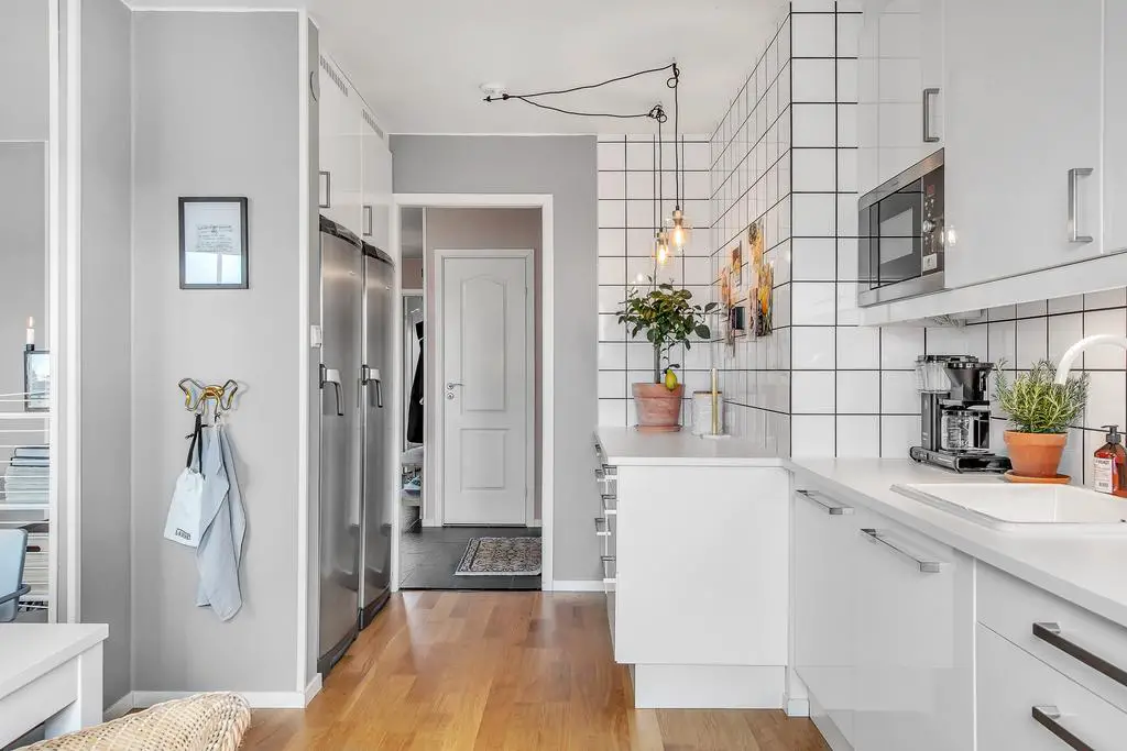 巧妙隐藏冰箱的开放式厨房设计-6