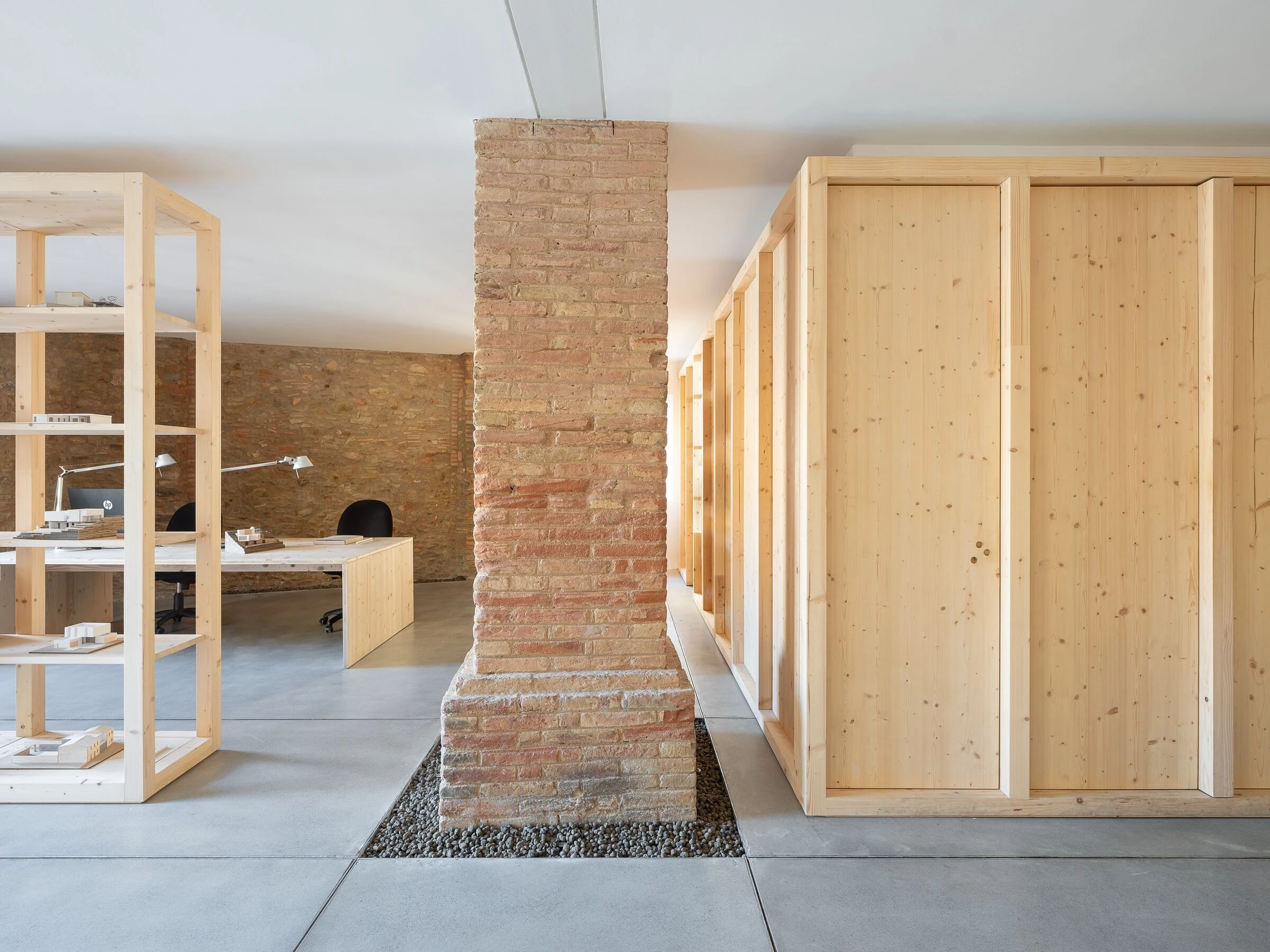 旧仓库新生 · Nordest Arquitectura 打造西班牙古村办公室-30