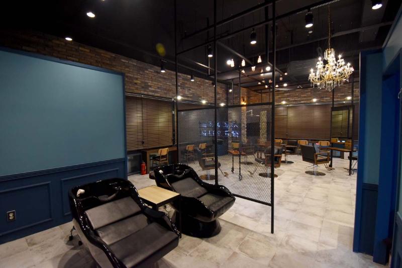 25 平米美妆小店，极简黑白色调打造青春时尚空间-7