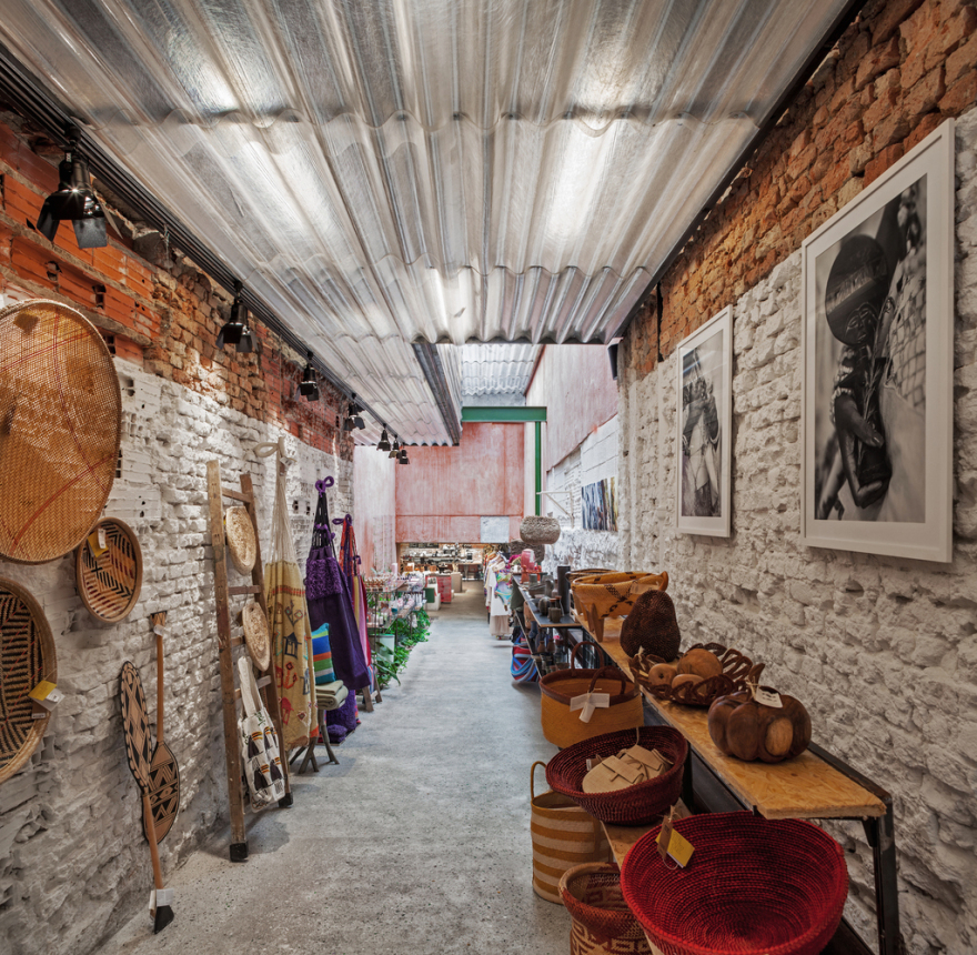 半埋车库变身的绿色时尚店铺-21