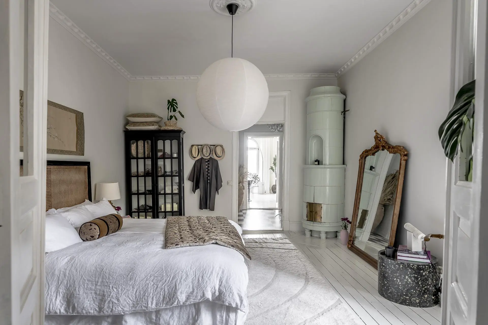 瑞典极简白色公寓，完美融合复古与现代元素-12