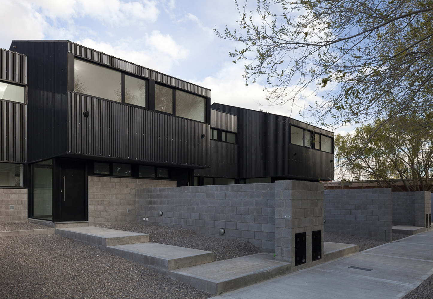 阿根廷城市广场上的黑色钢构住宅群-62