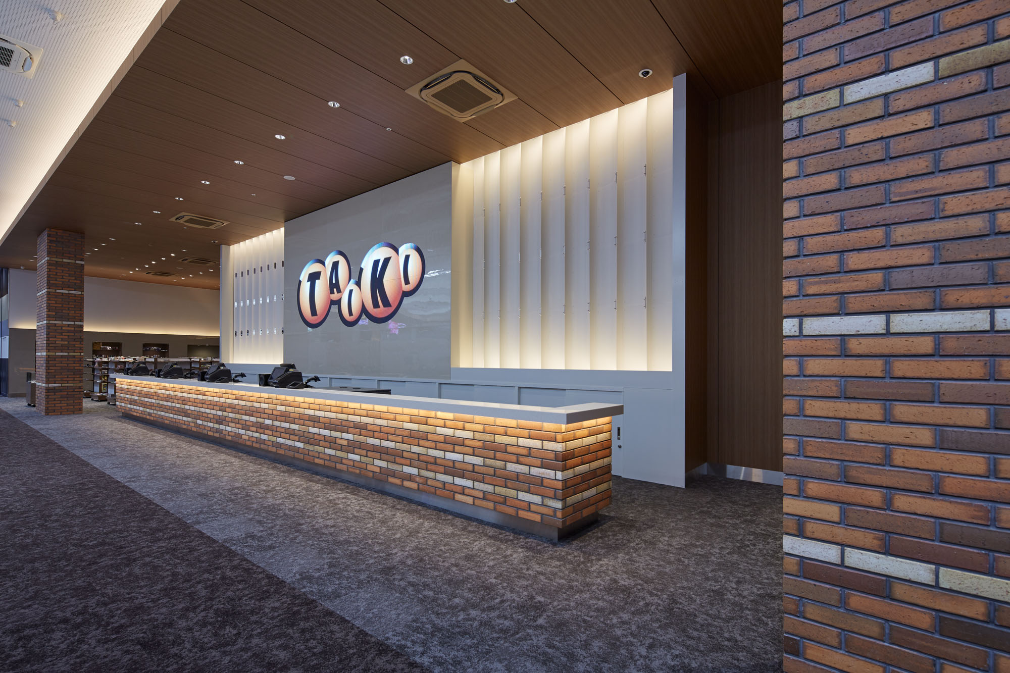 岩田太基 1333 号南美购物中心,田野中的现代标志-8