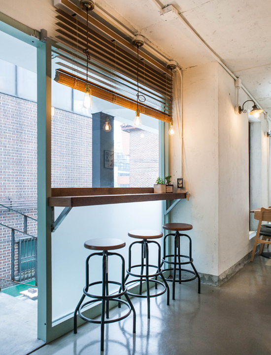 首尔弘大 10 坪小空间打造独具特色的咖啡馆-12