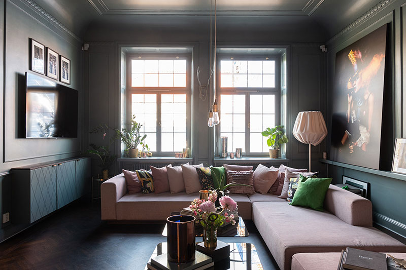 带有缤纷时尚细节的暗色调公寓-3