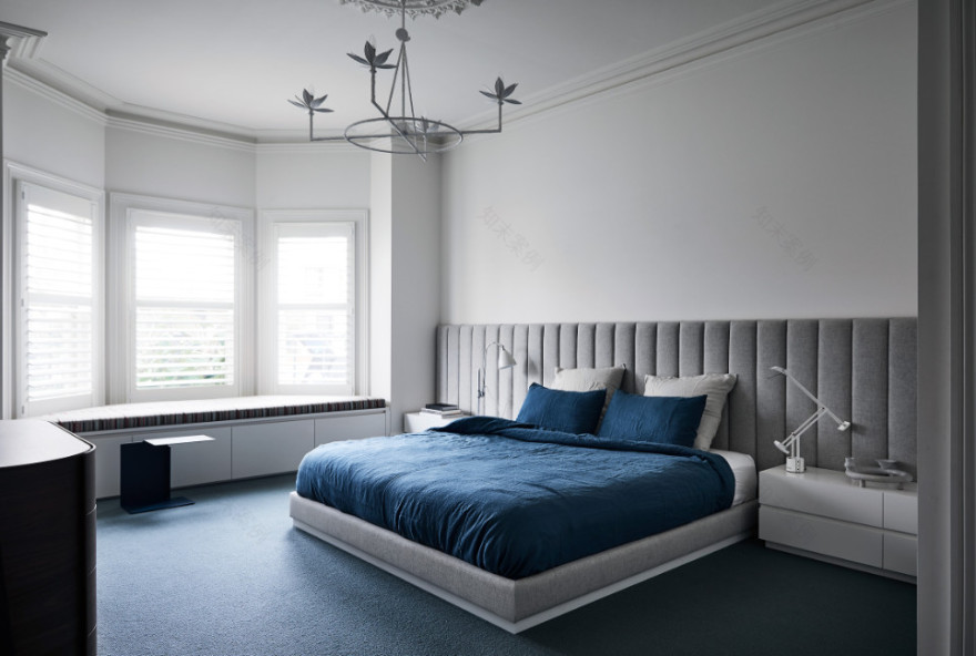 金色的;金黄色的;金的;金制的-179