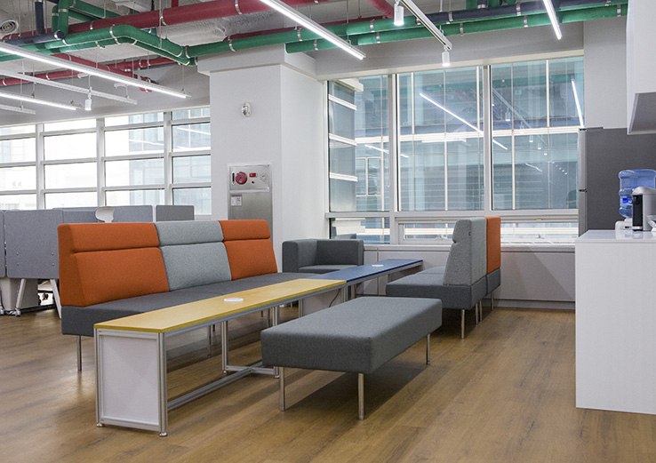 简约白诠释办公空间之美-3