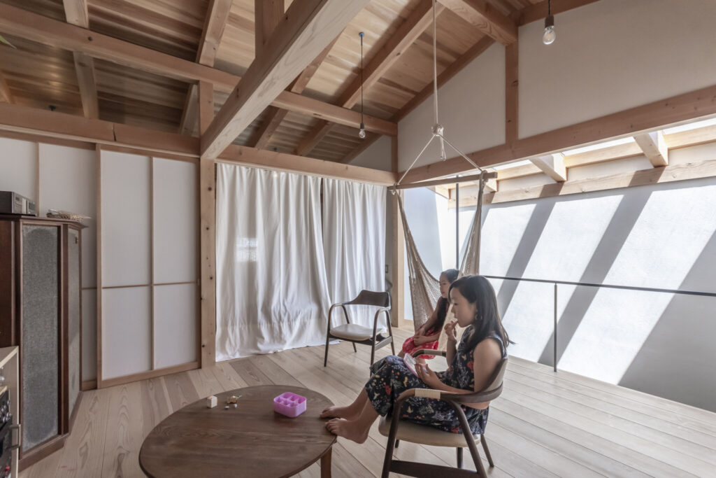 旗竿地に立つ店舗併用住宅 半地下につくったのは“景色”を見渡せ、落ち着く大空間 | Architecture | 100%LiFE-8