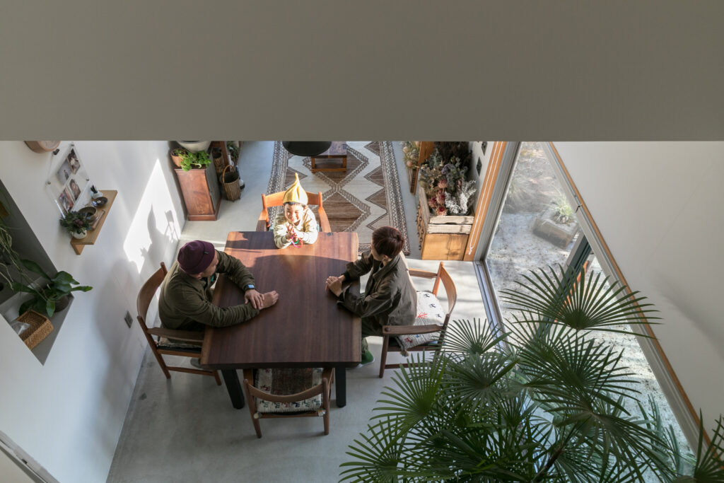 高台から緑豊かな公園を望む　緑の専門家夫妻が建てた 星型の実験住宅 | Green | 100%LiFE-14