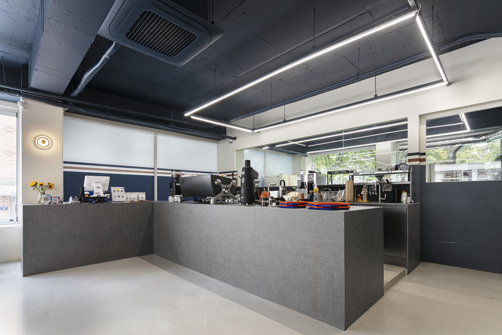 首尔 50 平小空间打造出的工业风咖啡厅-7