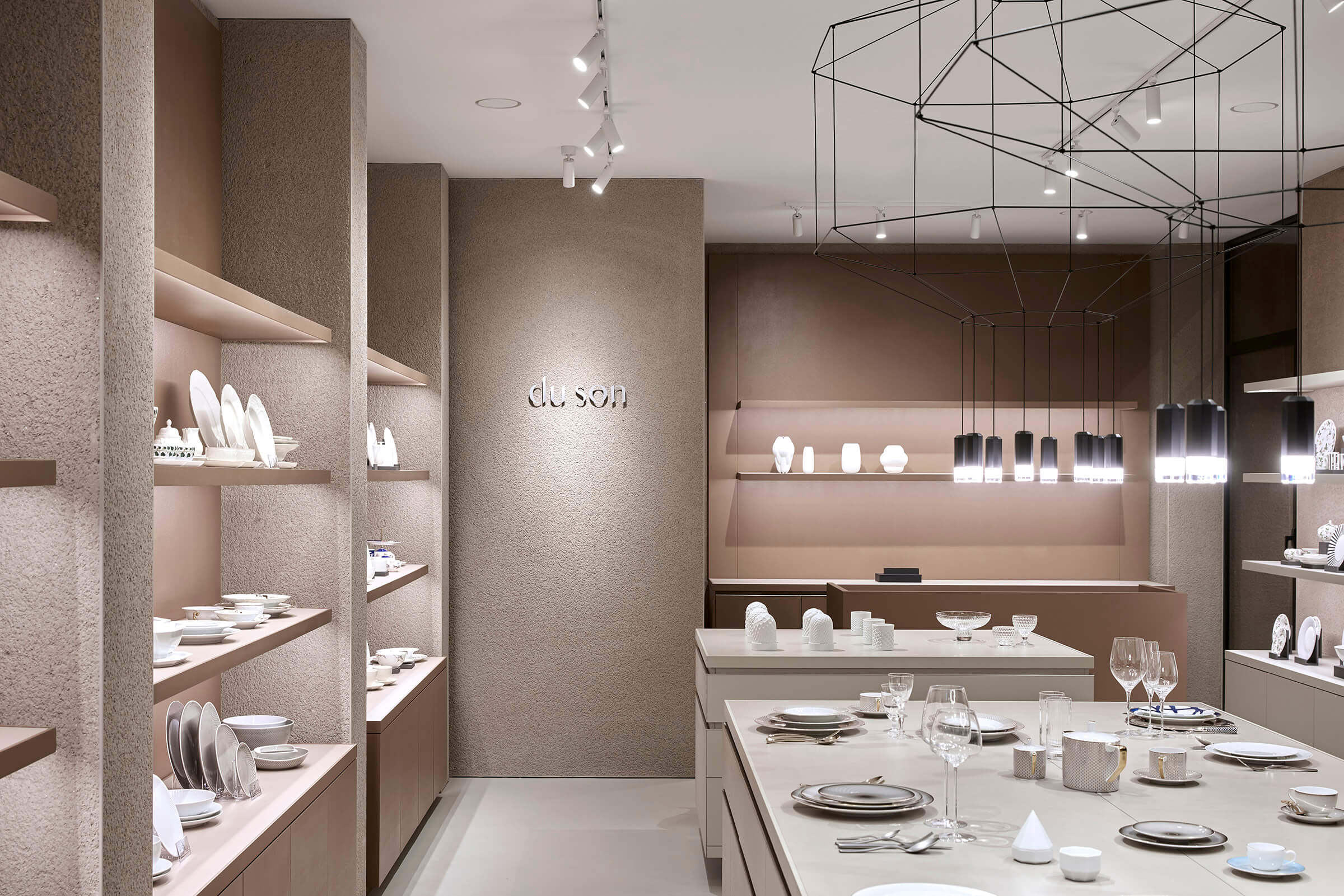 杜山（这里前提是作为人名或地名来看的常规音译，若'Đu Sơn' （杜山）在越南是具体有特定含义，需要更多背景信息辅助准确判断，此处按常规音译处理） 丨LithuaniaVilnius丨Dovilė Piekytė-1