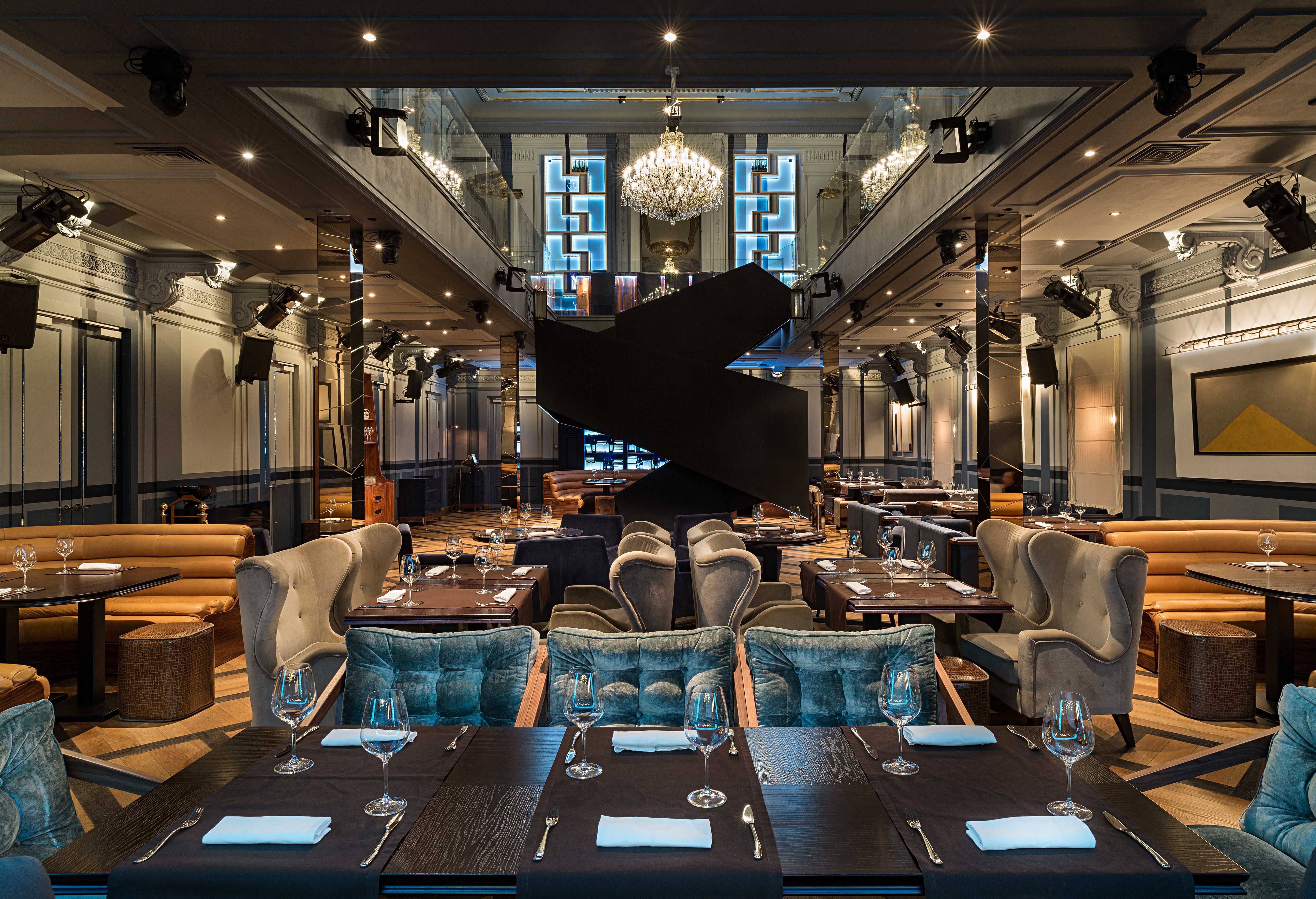 漂浮的黑色钢楼梯 | 揭秘 Maleewicz 餐厅设计亮点-0