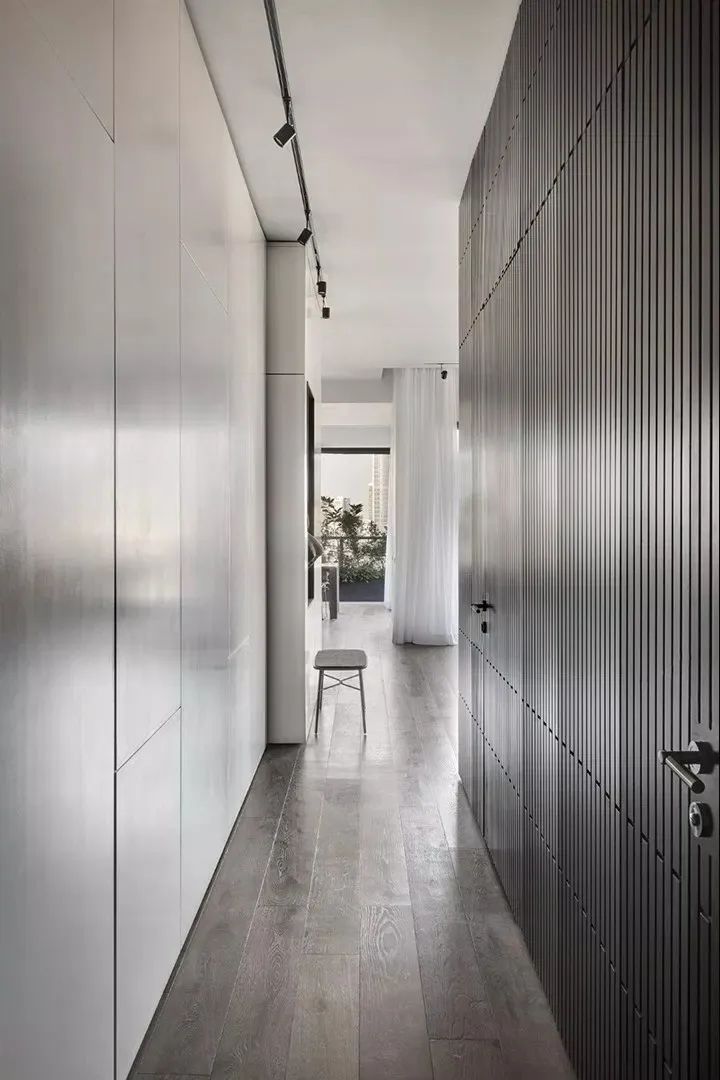 Aviram Kushmirski 打造轻奢风空间，黑白色调与实木地板的完美搭配-121