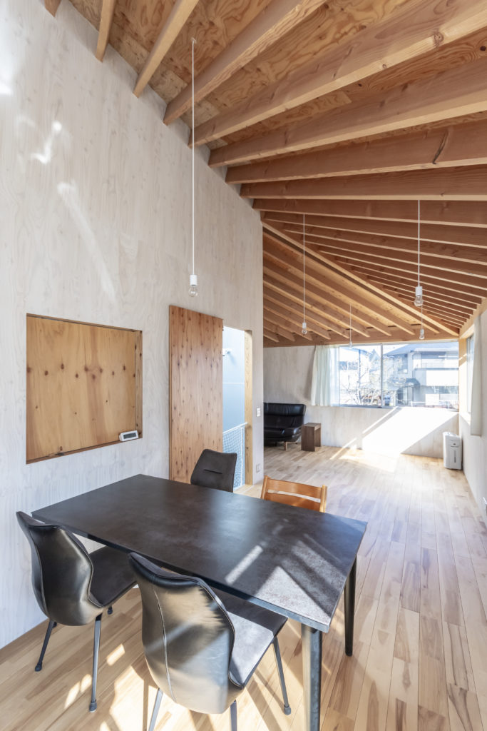 子どもが自由に走り回れる家空が見える階段室をコアにした回遊式空間で暮らす | Architecture | 100%LiFE-0