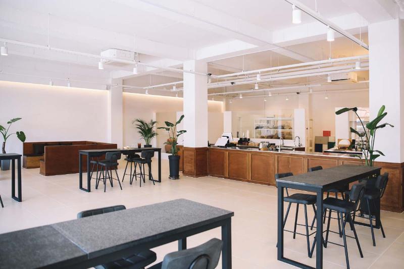 80 平米精致空间，白色与木色的完美融合-2