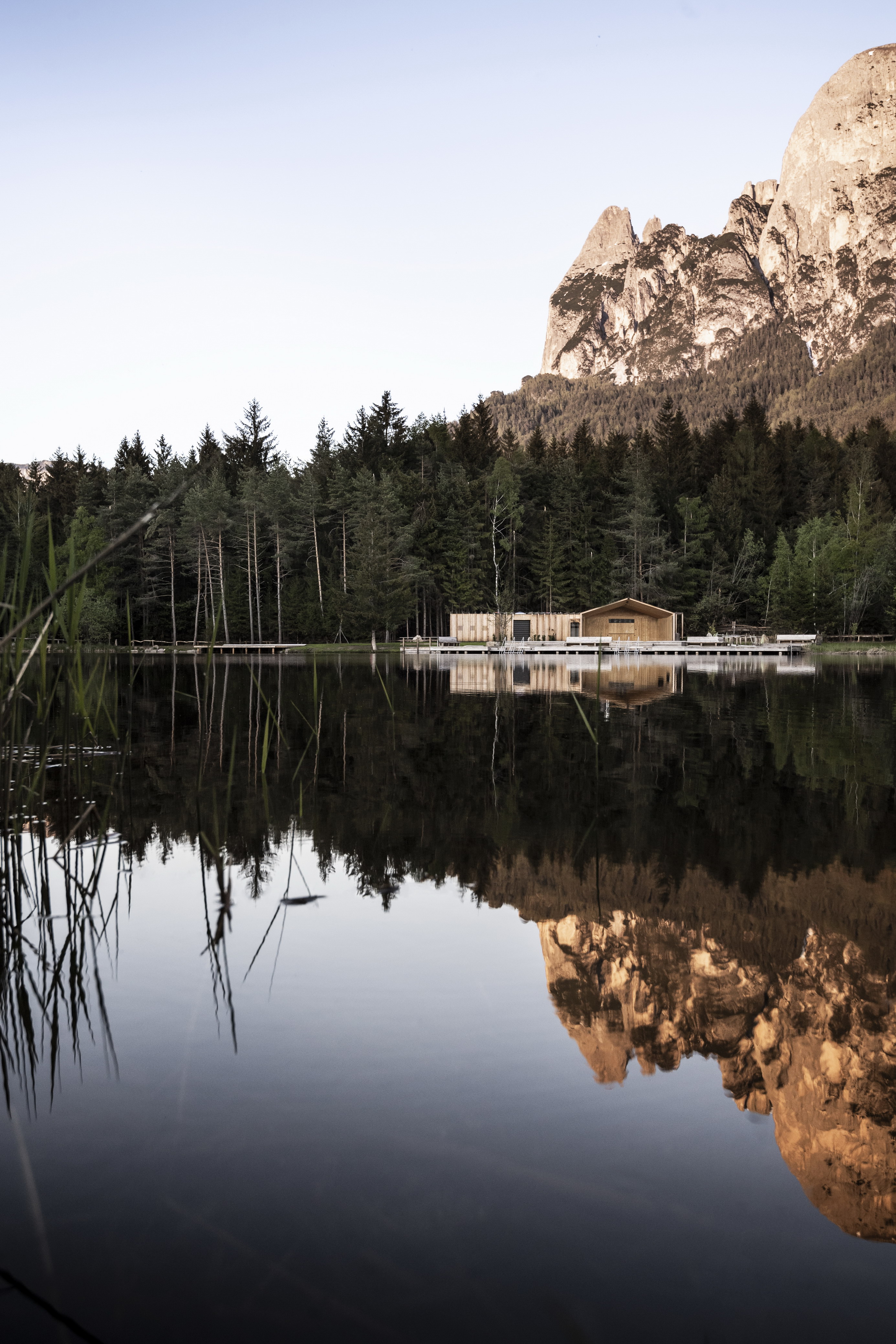 湖边休闲建筑，自然与设计的和谐融合-13