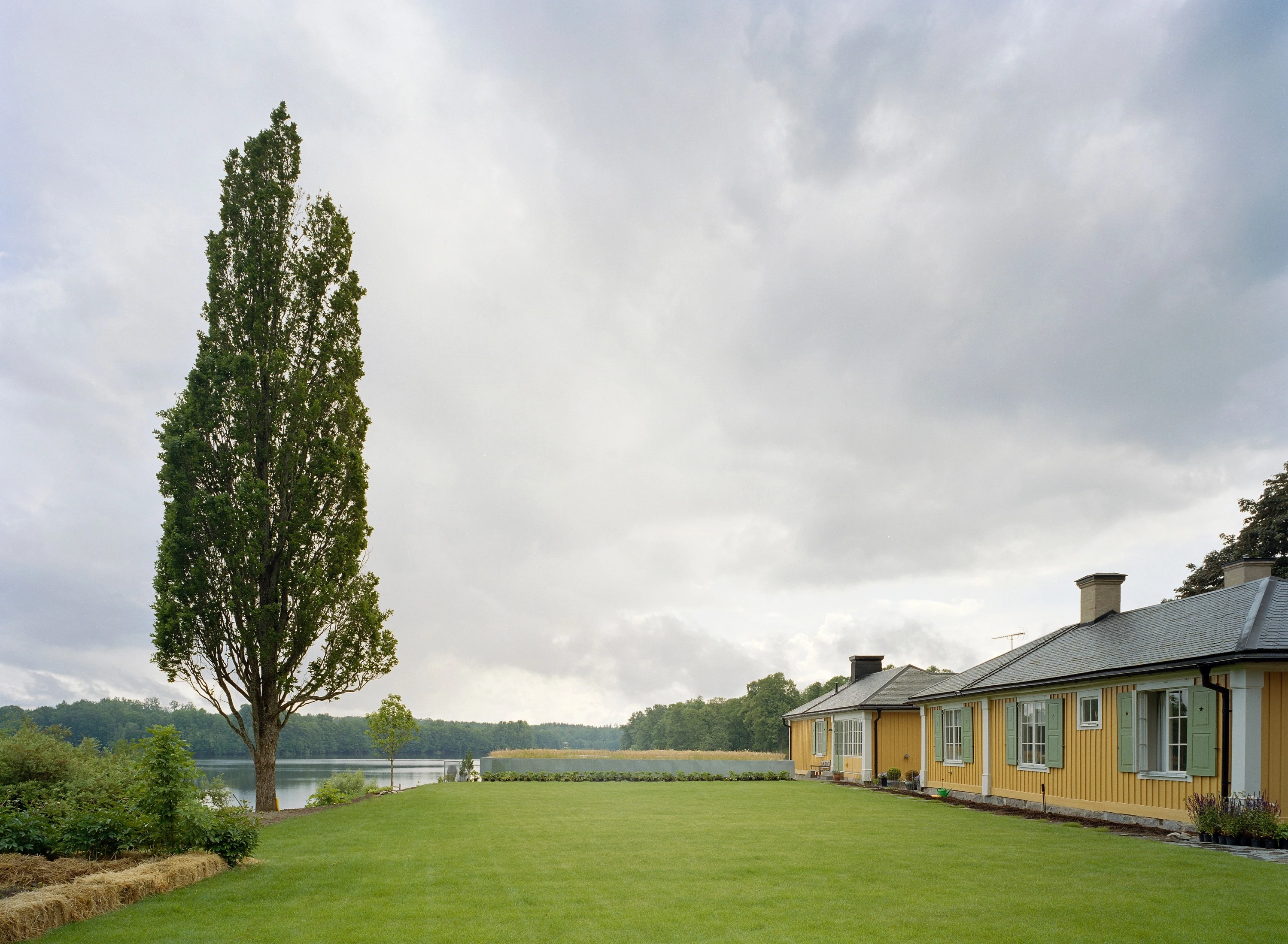 瑞典 17 世纪古堡与现代泳池房的和谐共生-10