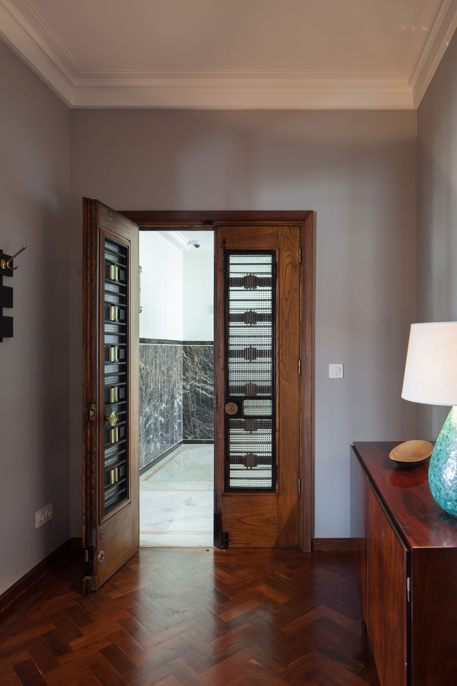 1940s Retro Apartment Renovations in Porto by Atelier In Vitro-38