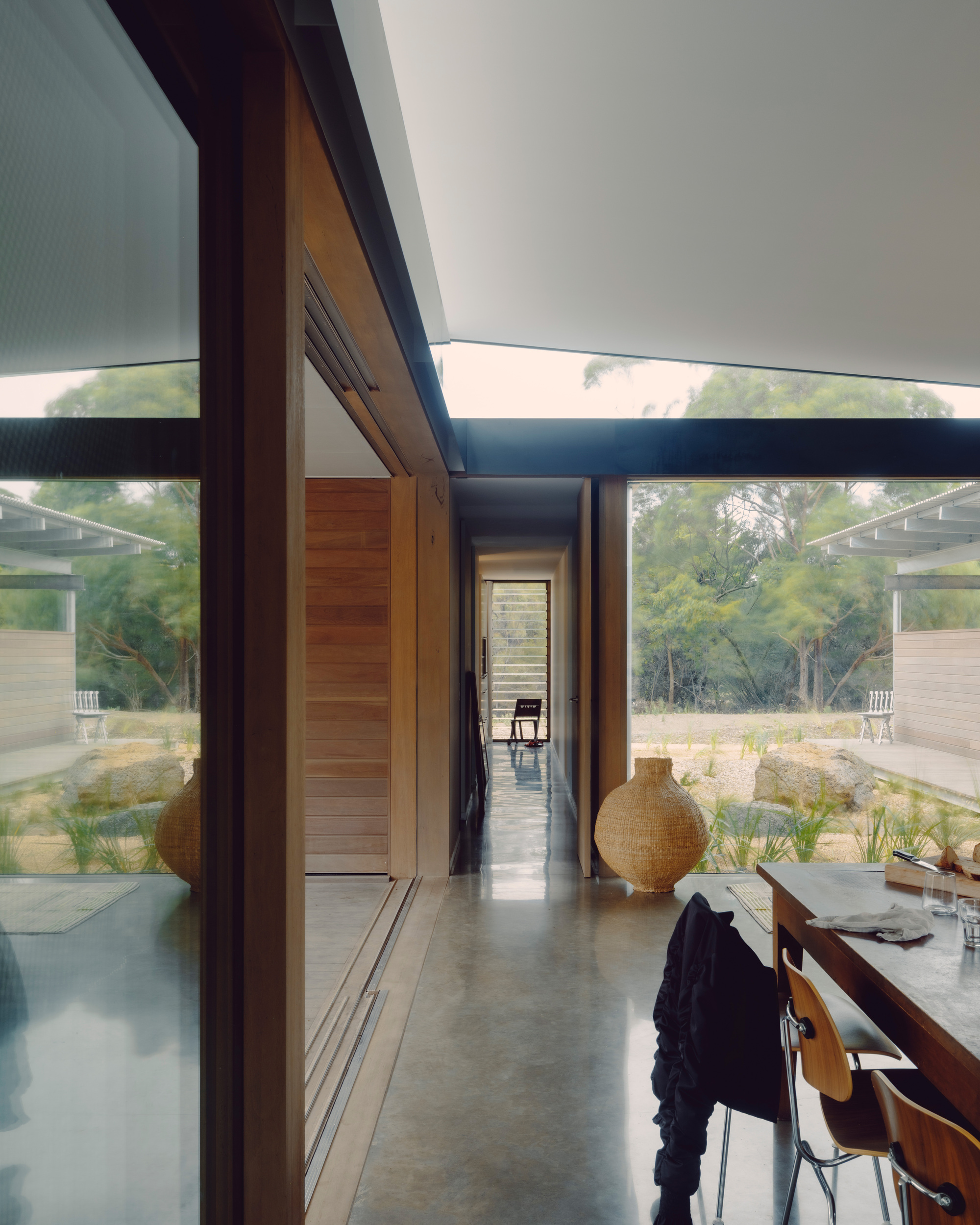 铁木树皮屋(注:Ironbark是一种澳大利亚的硬木,叫铁木树,这里推测可能是用铁木树皮建造的房屋) 丨澳大利亚丨Not All Architecture-22