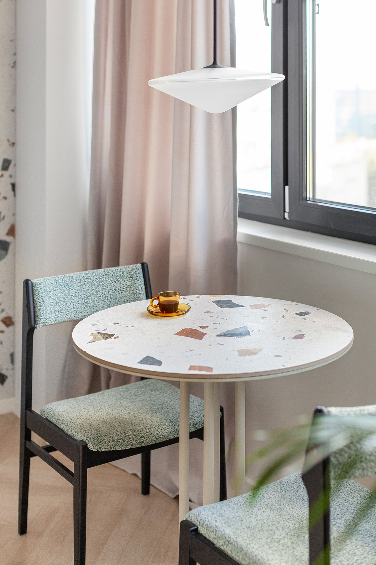 莫斯科 45 平米全白小公寓,玻璃隔出的卧室成亮点-6