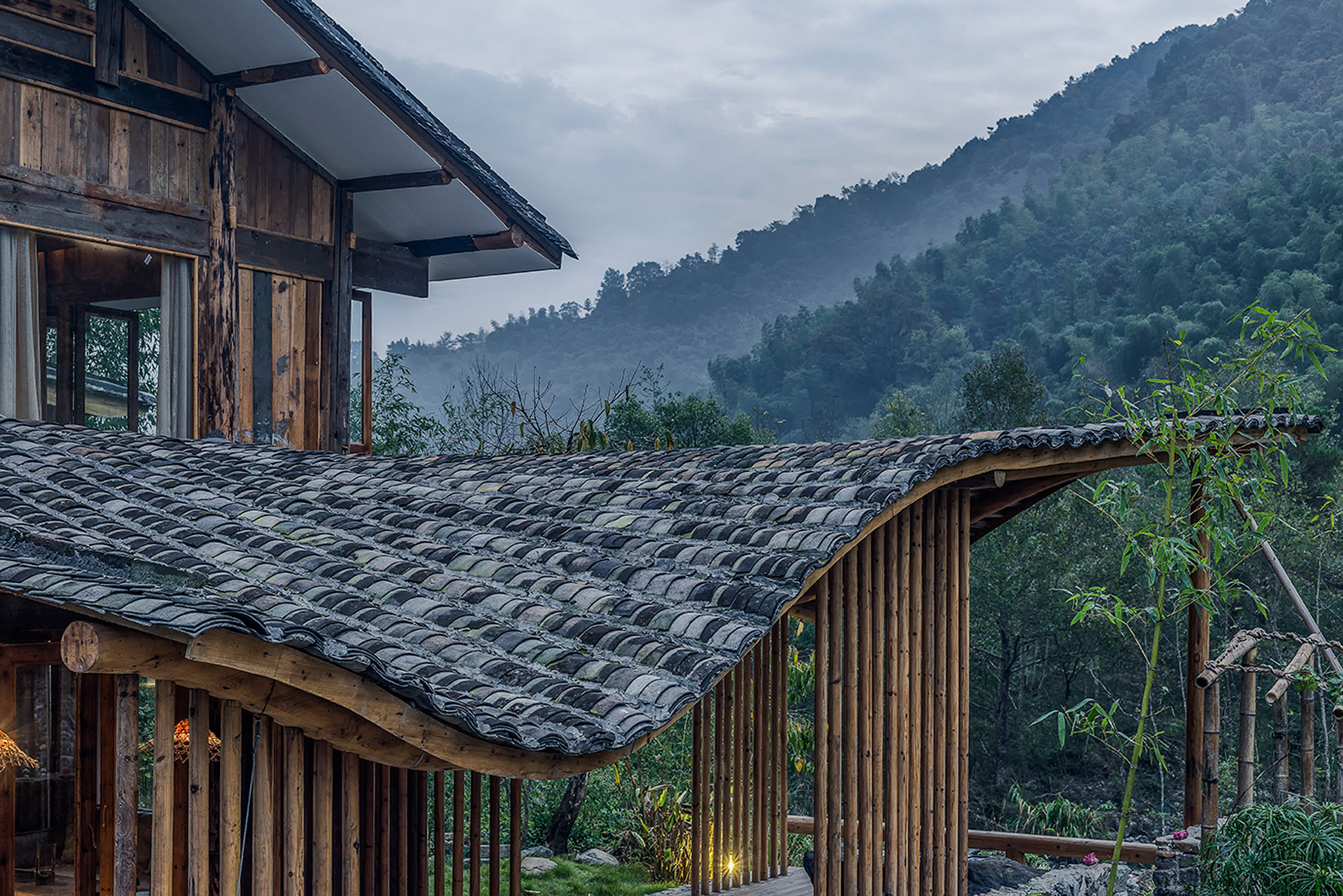 Wavy roof of Chinese guesthouse follows outline of surrounding mountains-15