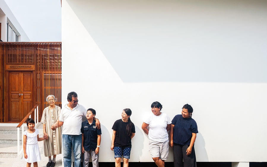 บ้านปูนผสมไม้ สไตล์โมเดิร์นที่เปิดใต้ถุงโล่งแบบไทยๆ-บ้านและสวน-2