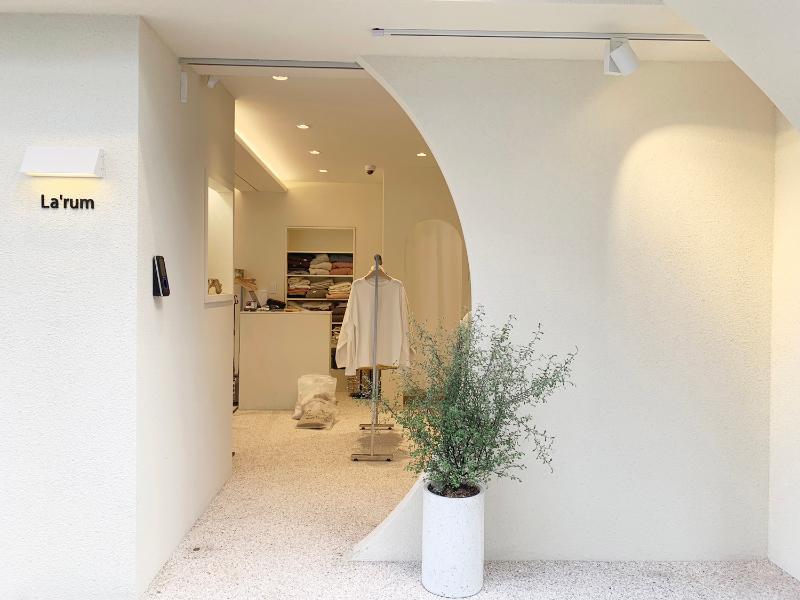 简约时尚的服装店室内设计-3