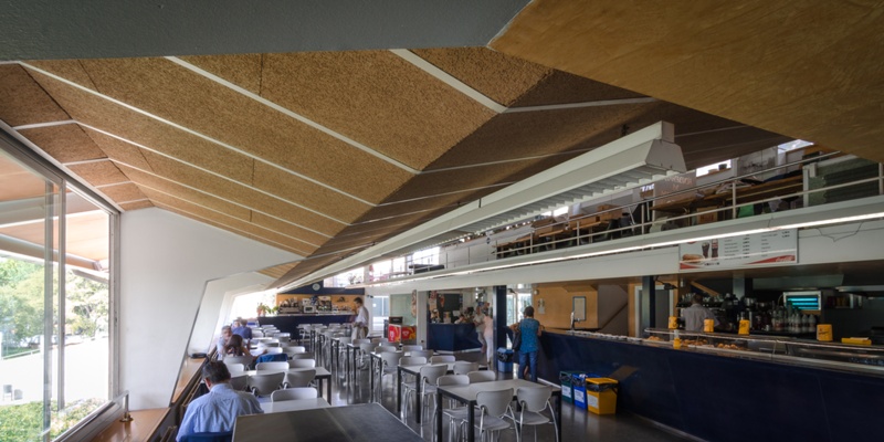 巴塞罗那大学法学院礼堂及酒吧丨西班牙巴塞罗那-15