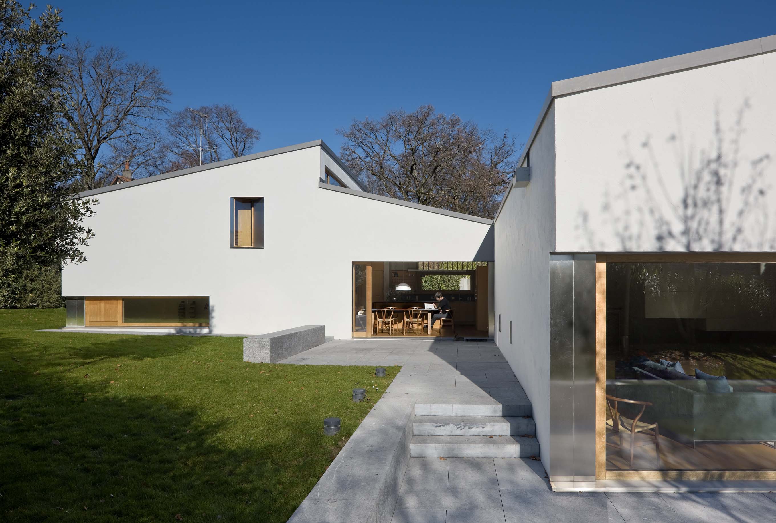 瑞士 Vandoeuvres 斜坡上的绿意住宅-4